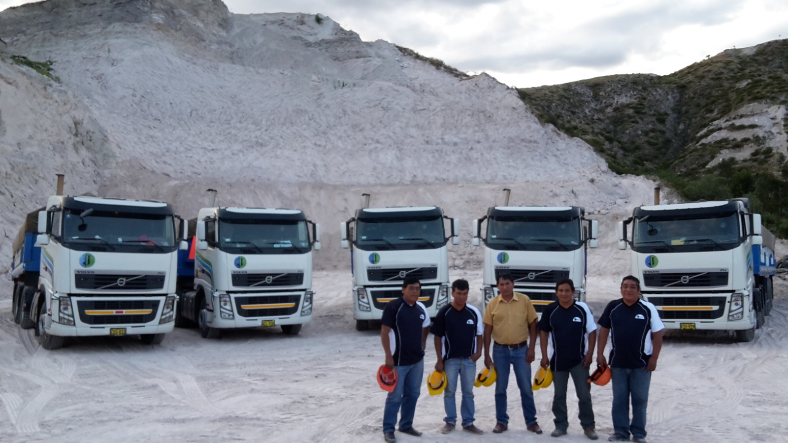 Flota Volvo y equipo de conductores de Corporación Juscamaita